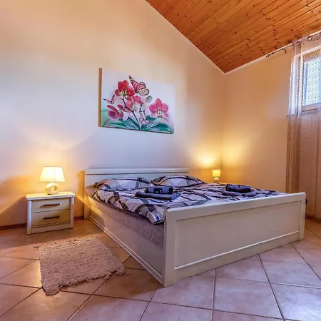 Awesome Home In Marcana With Kitchen Loborika