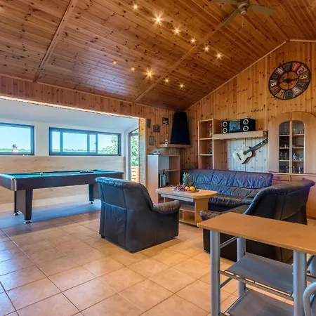Nyaraló With Fireplace *